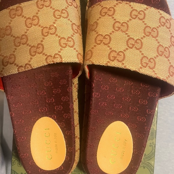 Gucci Wedge Sandals❤️🖤💚Size 39❤️💚the color is a reddish brownish combination - Picture 4 of 16
